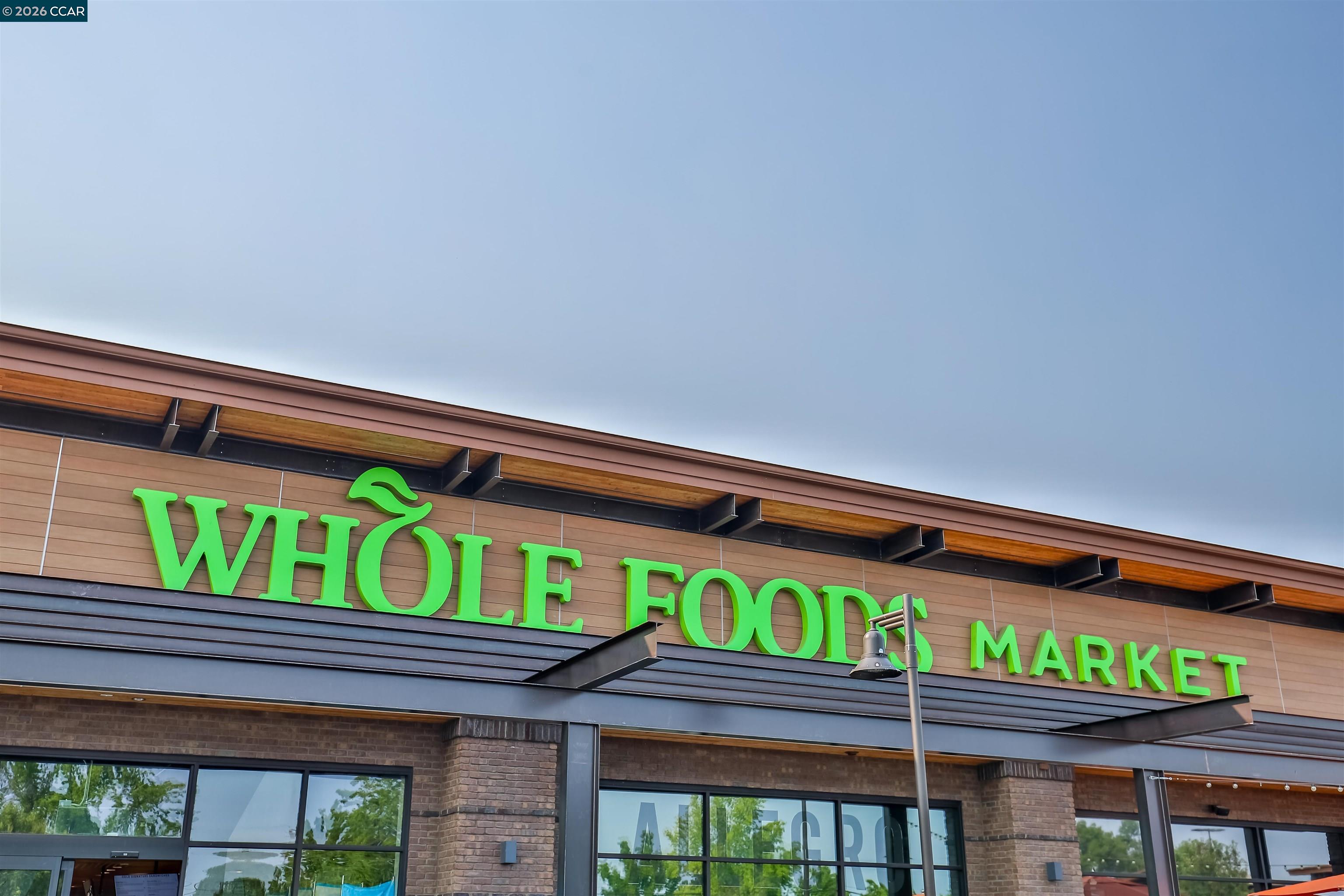 825 Oak Grove Road, Unit 46 Concord, CA 94518 - Photo 3 of 32 a sign on a street sign