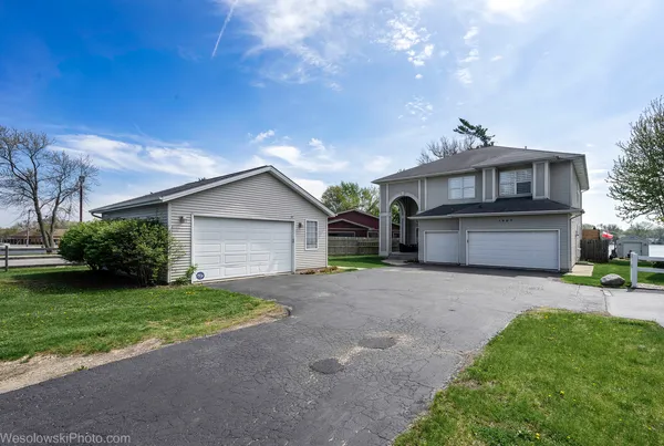 $1,089,900 | 1907 East Grand Avenue, Lindenhurst, IL 60046