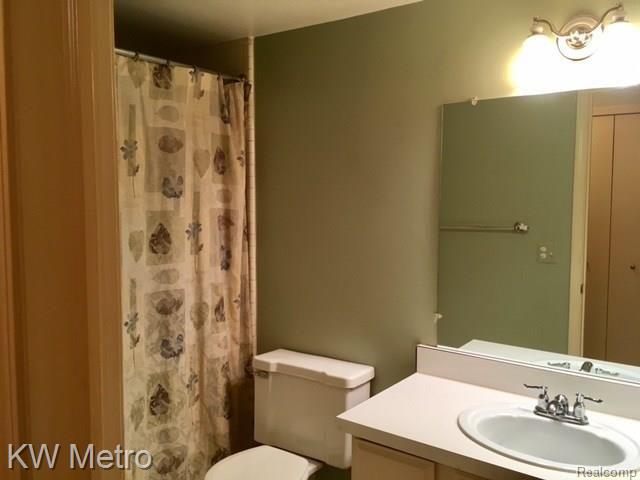 29652 Middlebelt Road, Unit 1402 Farmington Hills, MI 48334 - Photo 10 of 12