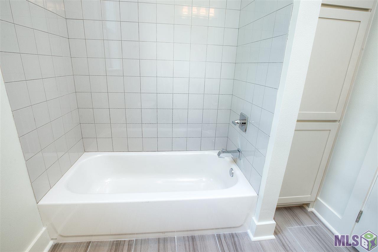 10624 Preservation Way Baton Rouge, LA 70810 - Photo 11 of 23 Great storage in guest bath