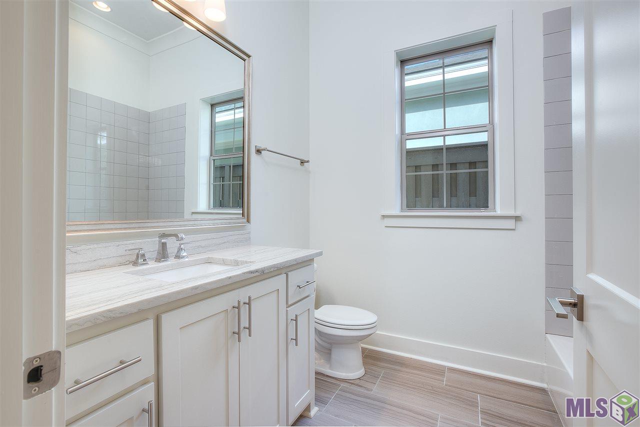 10624 Preservation Way Baton Rouge, LA 70810 - Photo 9 of 23 Guest bath located to the rear of the home