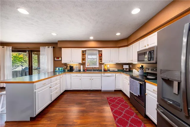 $410,000 | 117 Blue Springs Lane, Reeds Spring, MO 65737