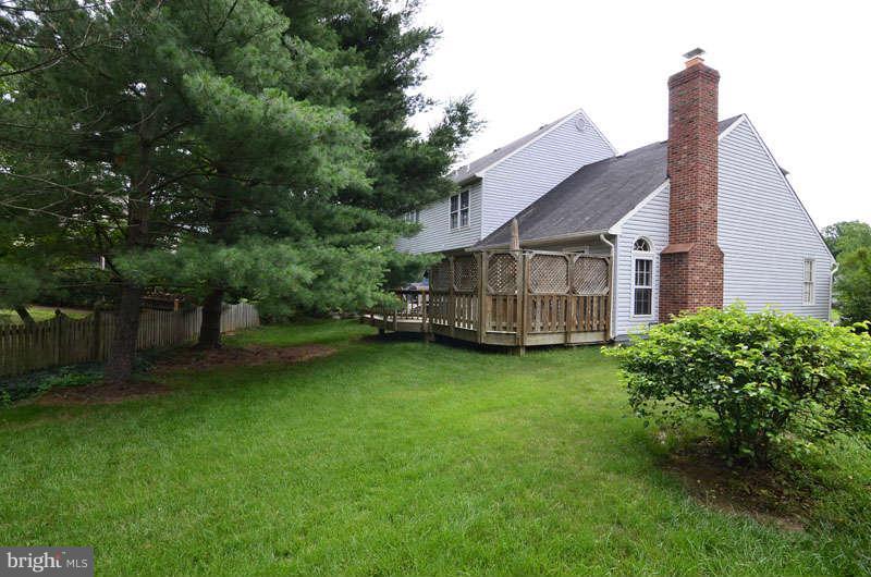 20 Rutledge Court Sterling, VA 20165 - Photo 2 of 28 Backyard