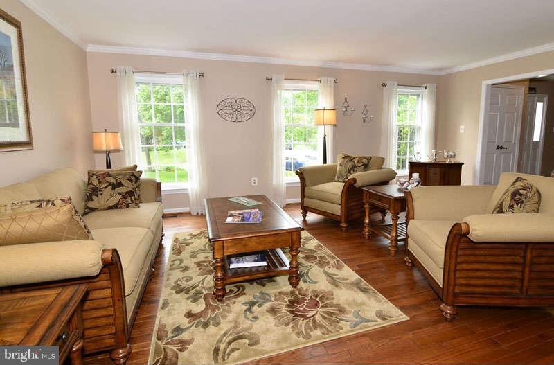 20 Rutledge Court Sterling, VA 20165 - Photo 3 of 28 Living Room