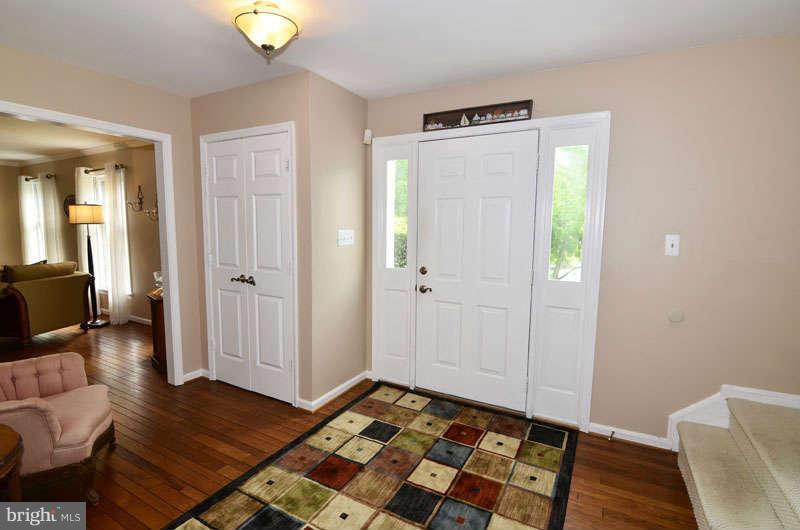20 Rutledge Court Sterling, VA 20165 - Photo 24 of 28 Foyer