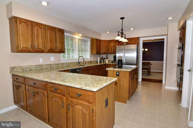 20 Rutledge Court Sterling, VA 20165 - Photo 25 of 28 Kitchen