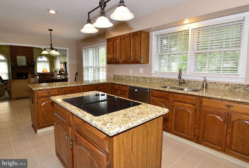 20 Rutledge Court Sterling, VA 20165 - Photo 26 of 28 Kitchen
