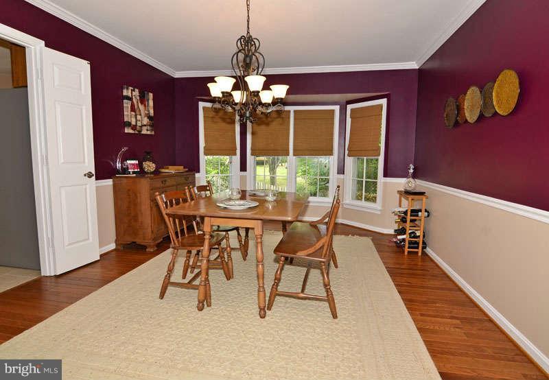 20 Rutledge Court Sterling, VA 20165 - Photo 4 of 28 Dining Room