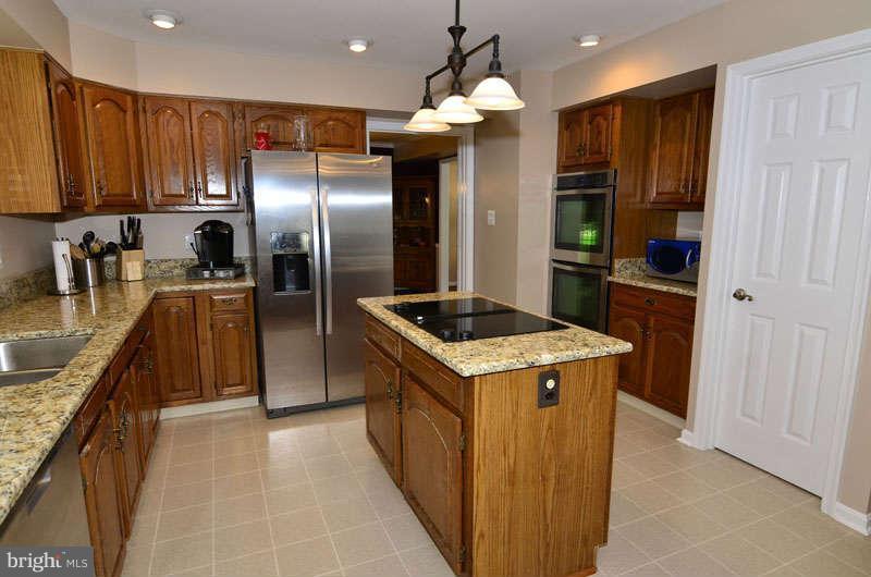 20 Rutledge Court Sterling, VA 20165 - Photo 7 of 28 Kitchen