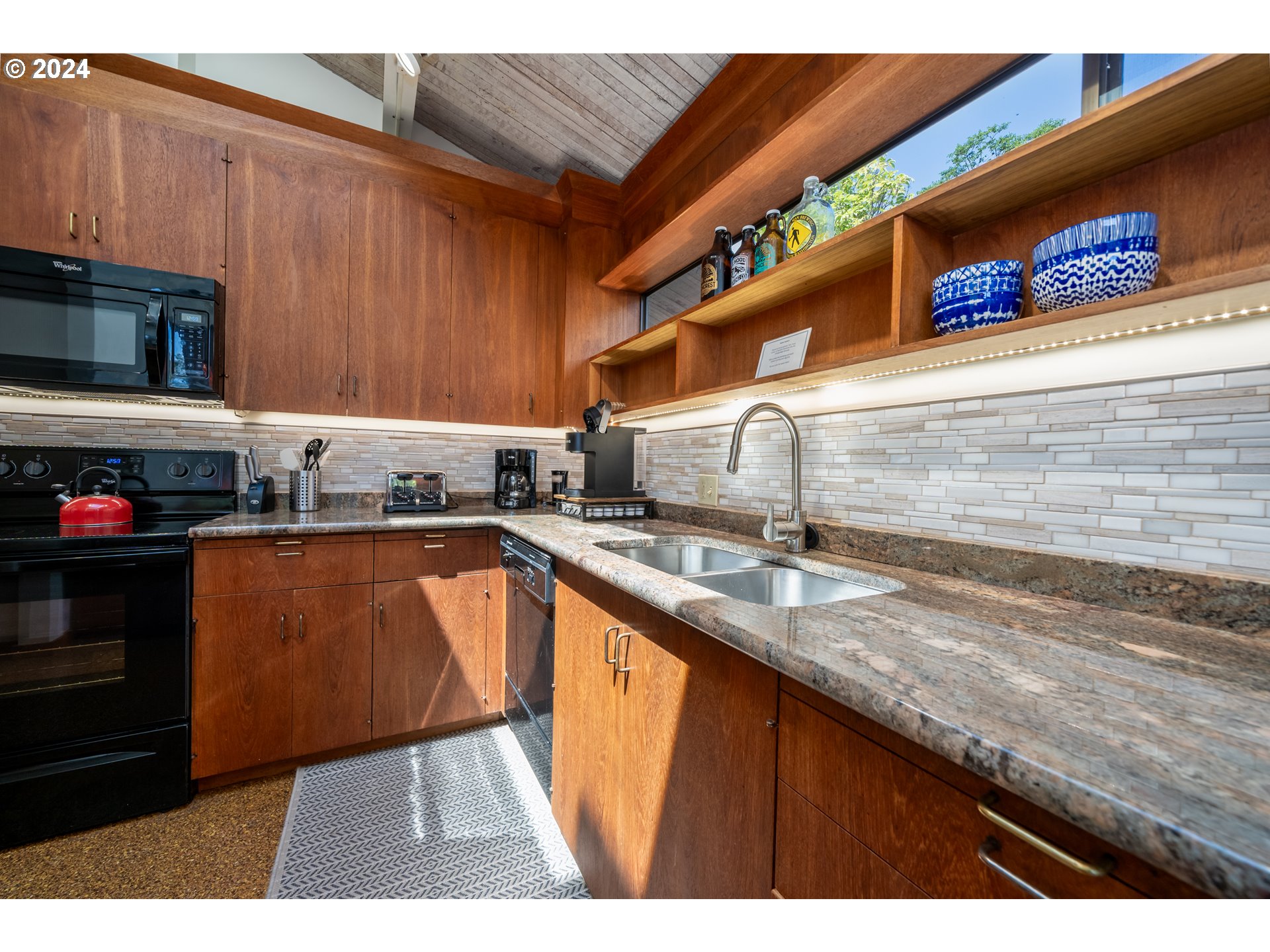 2555 Four Creeks Road Otis, OR 97368 - Photo 18 of 48 Kitchen