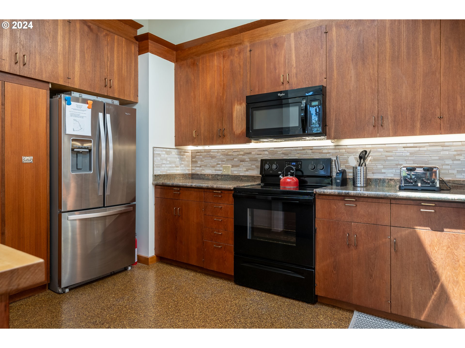 2555 Four Creeks Road Otis, OR 97368 - Photo 19 of 48 Kitchen