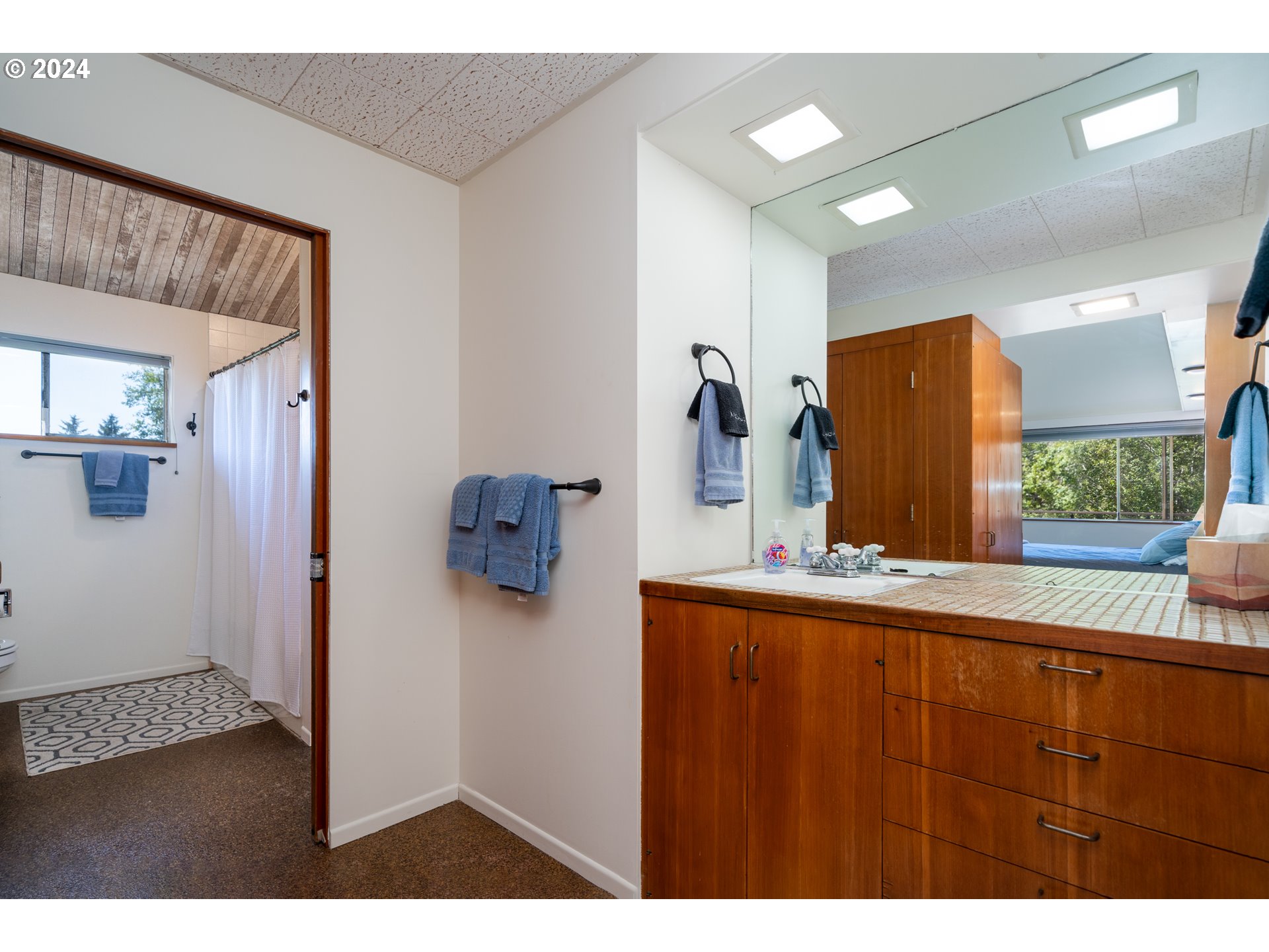 2555 Four Creeks Road Otis, OR 97368 - Photo 24 of 48 Bathroom, Continental