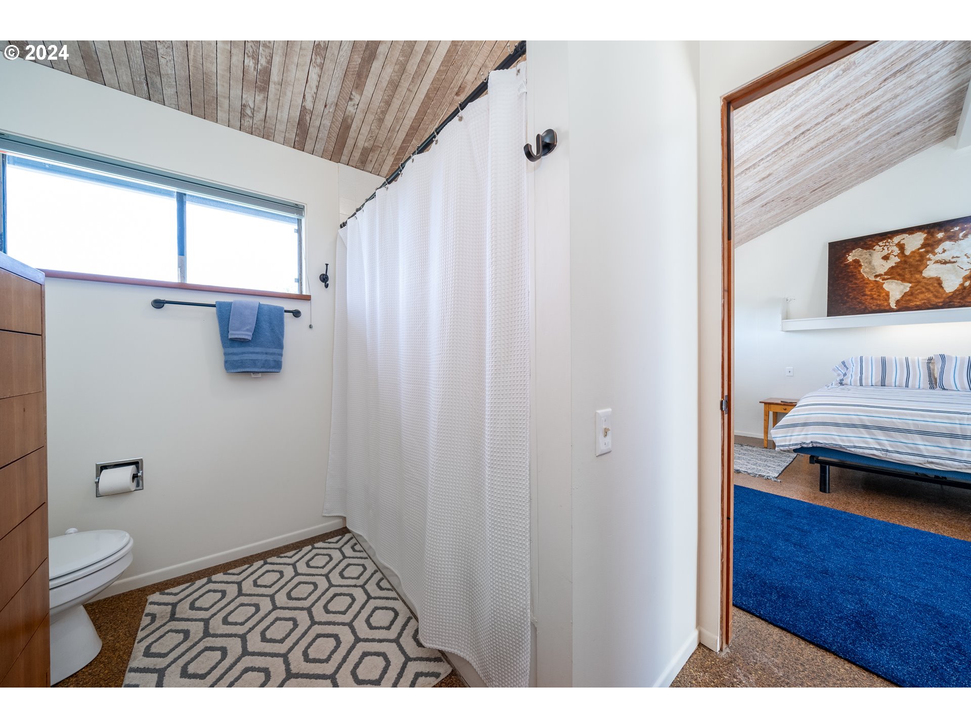 2555 Four Creeks Road Otis, OR 97368 - Photo 25 of 48 Bathroom, Continental