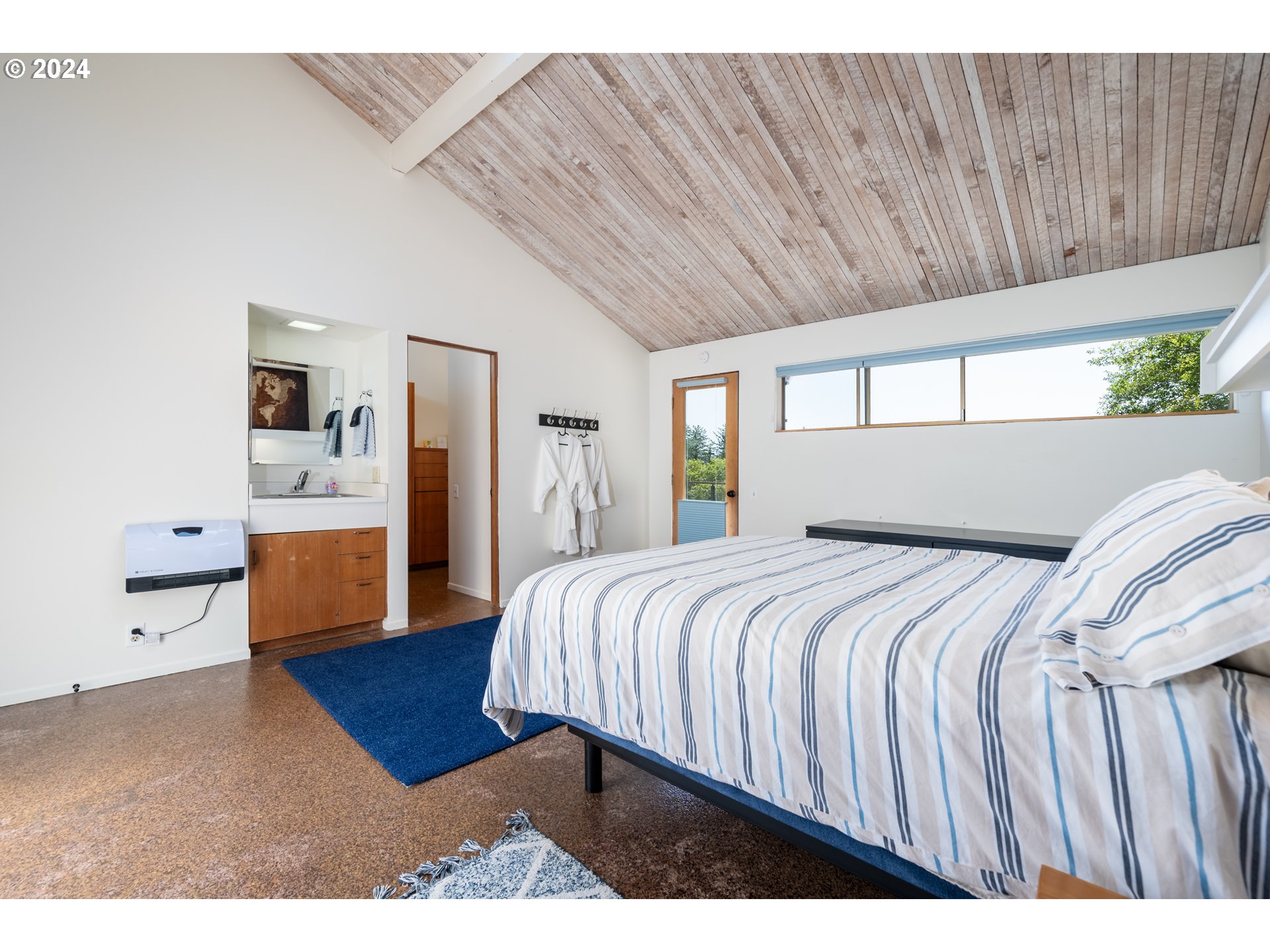 2555 Four Creeks Road Otis, OR 97368 - Photo 27 of 48 Bedroom