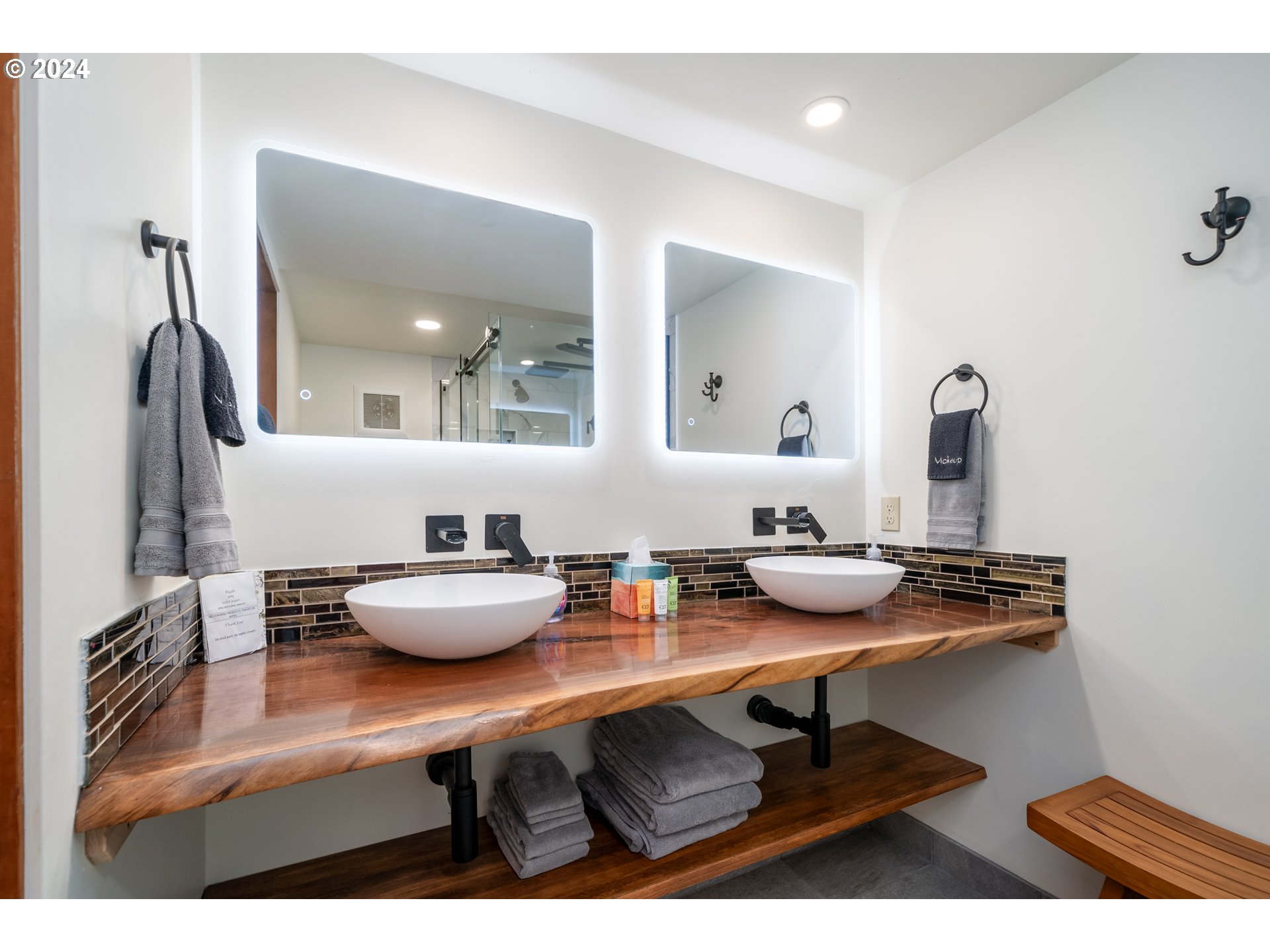 2555 Four Creeks Road Otis, OR 97368 - Photo 28 of 48 Bathroom