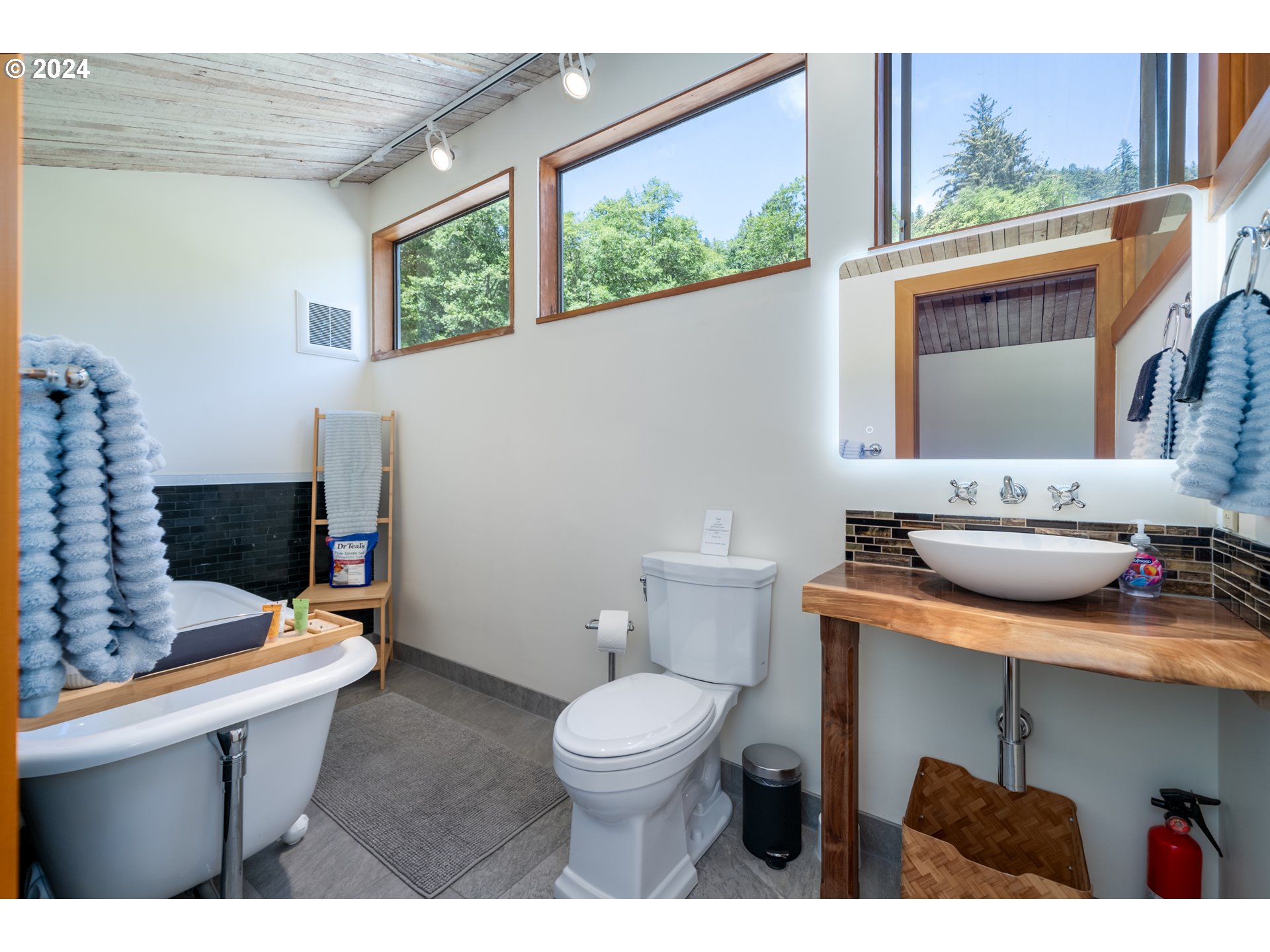 2555 Four Creeks Road Otis, OR 97368 - Photo 39 of 48 Bathroom