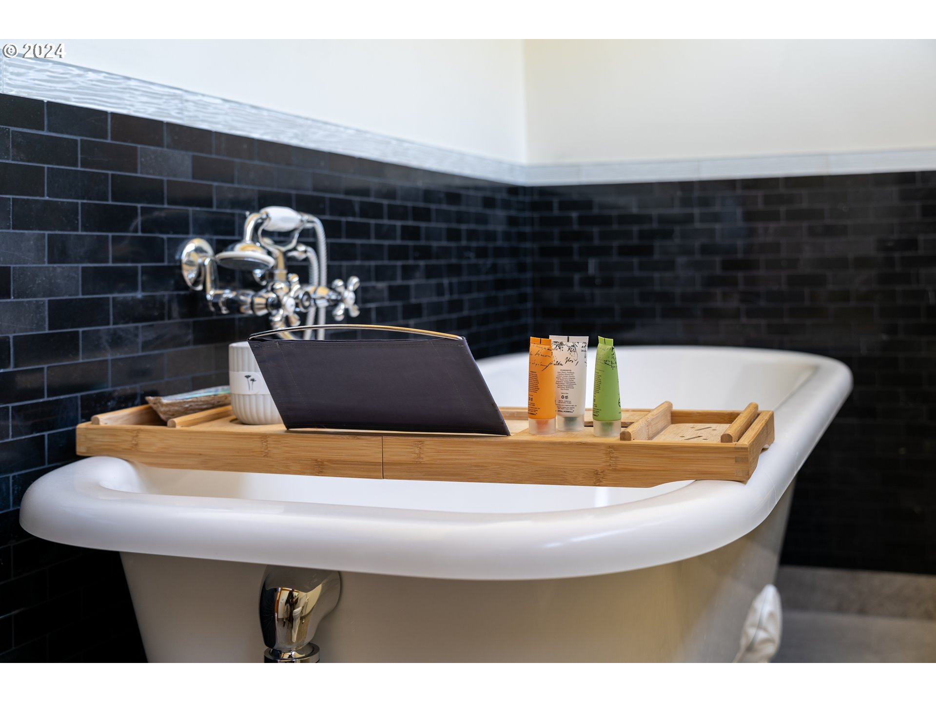 2555 Four Creeks Road Otis, OR 97368 - Photo 40 of 48 Bathroom