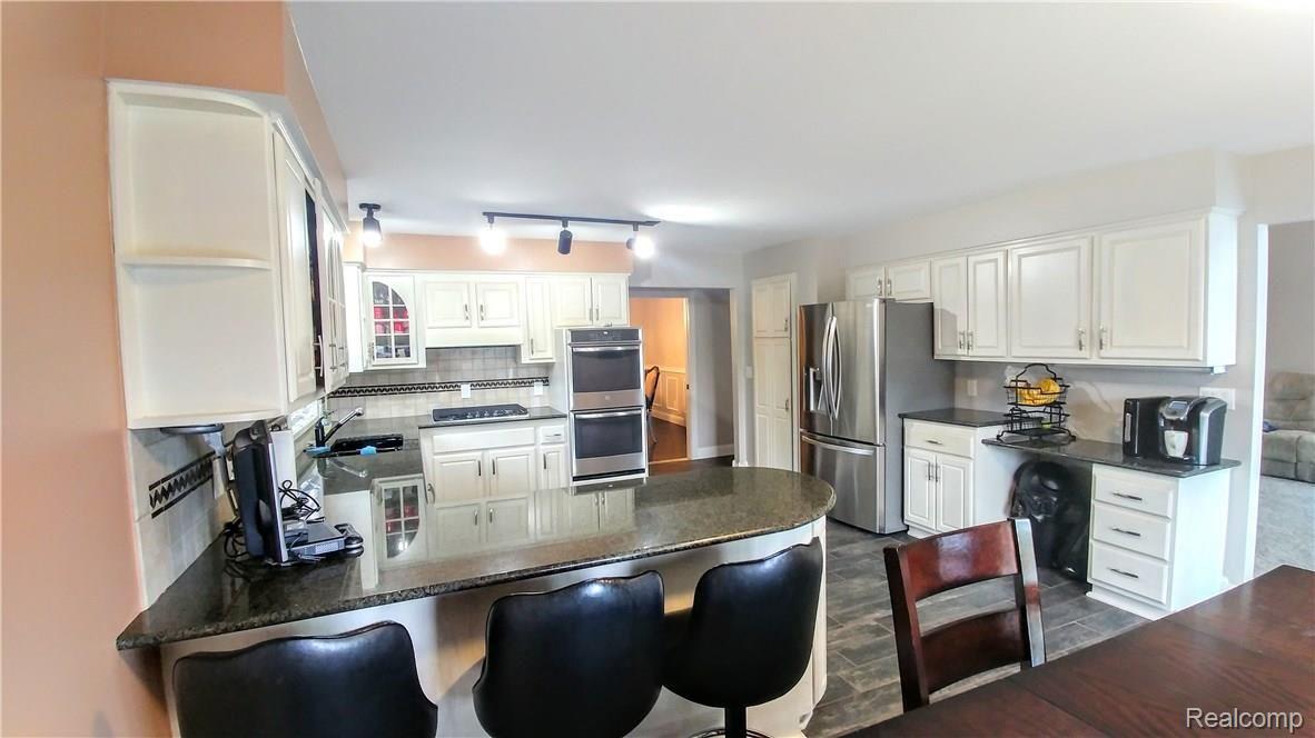 26581 Rinne Road New Boston, MI 48164 - Photo 11 of 35 LARGE NEWER KITCHEN