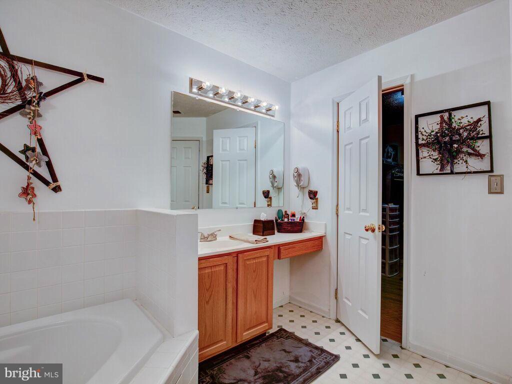 128 Asbury Road Winchester, VA 22602 - Photo 26 of 29 Bath (Master)