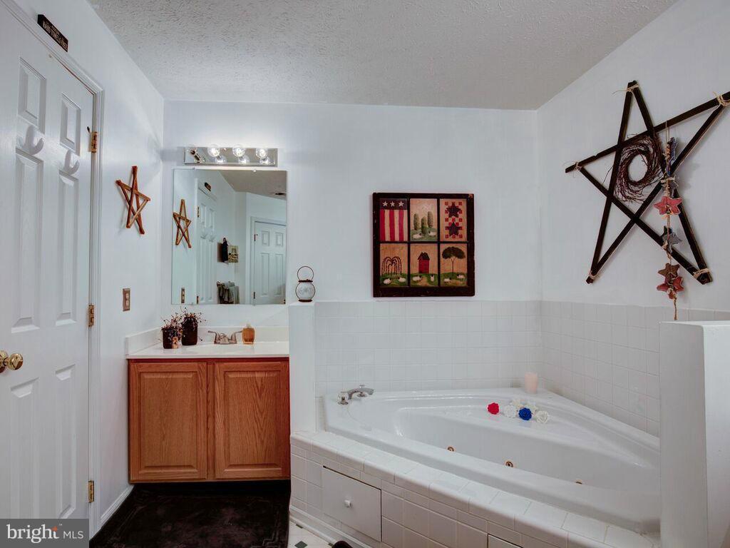 128 Asbury Road Winchester, VA 22602 - Photo 27 of 29 Bath (Master)