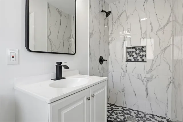 $399,900 | 6 Newport Road, Irondequoit, NY 14622