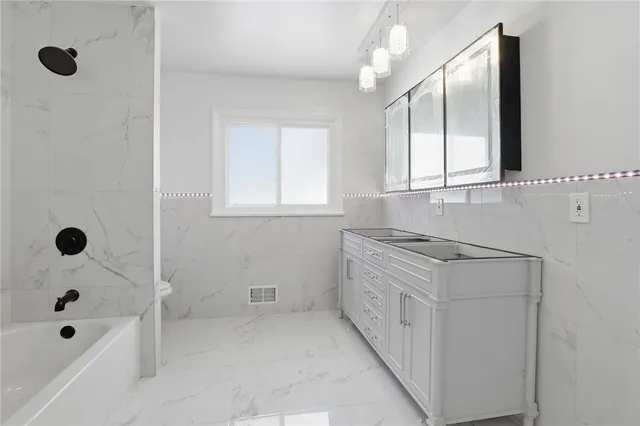 $399,900 | 6 Newport Road, Irondequoit, NY 14622