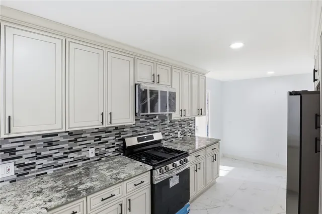 $399,900 | 6 Newport Road, Irondequoit, NY 14622