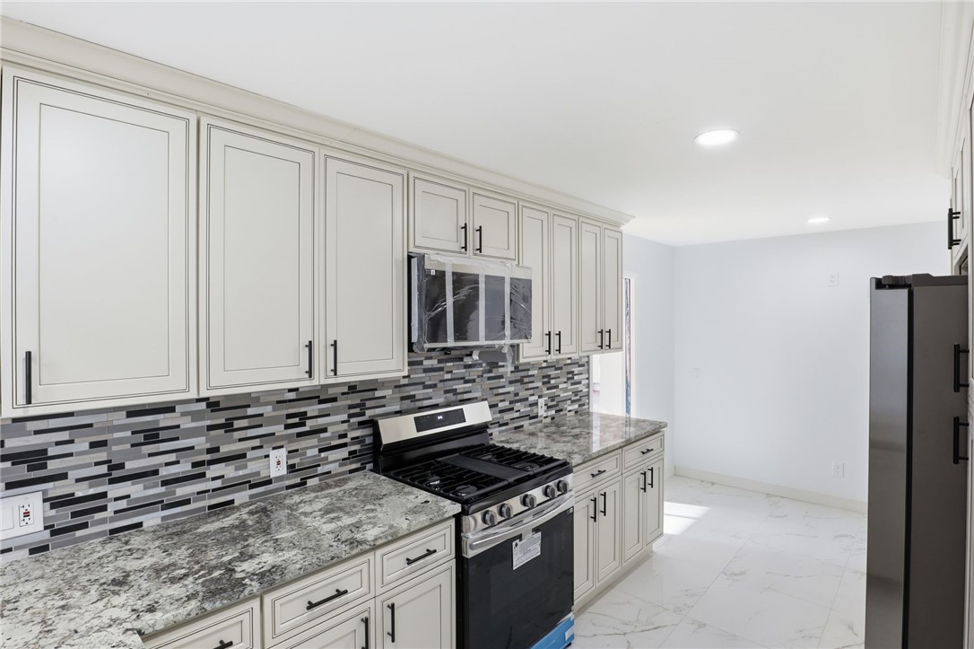 6 Newport Road Irondequoit, NY 14622 - Photo 8 of 34