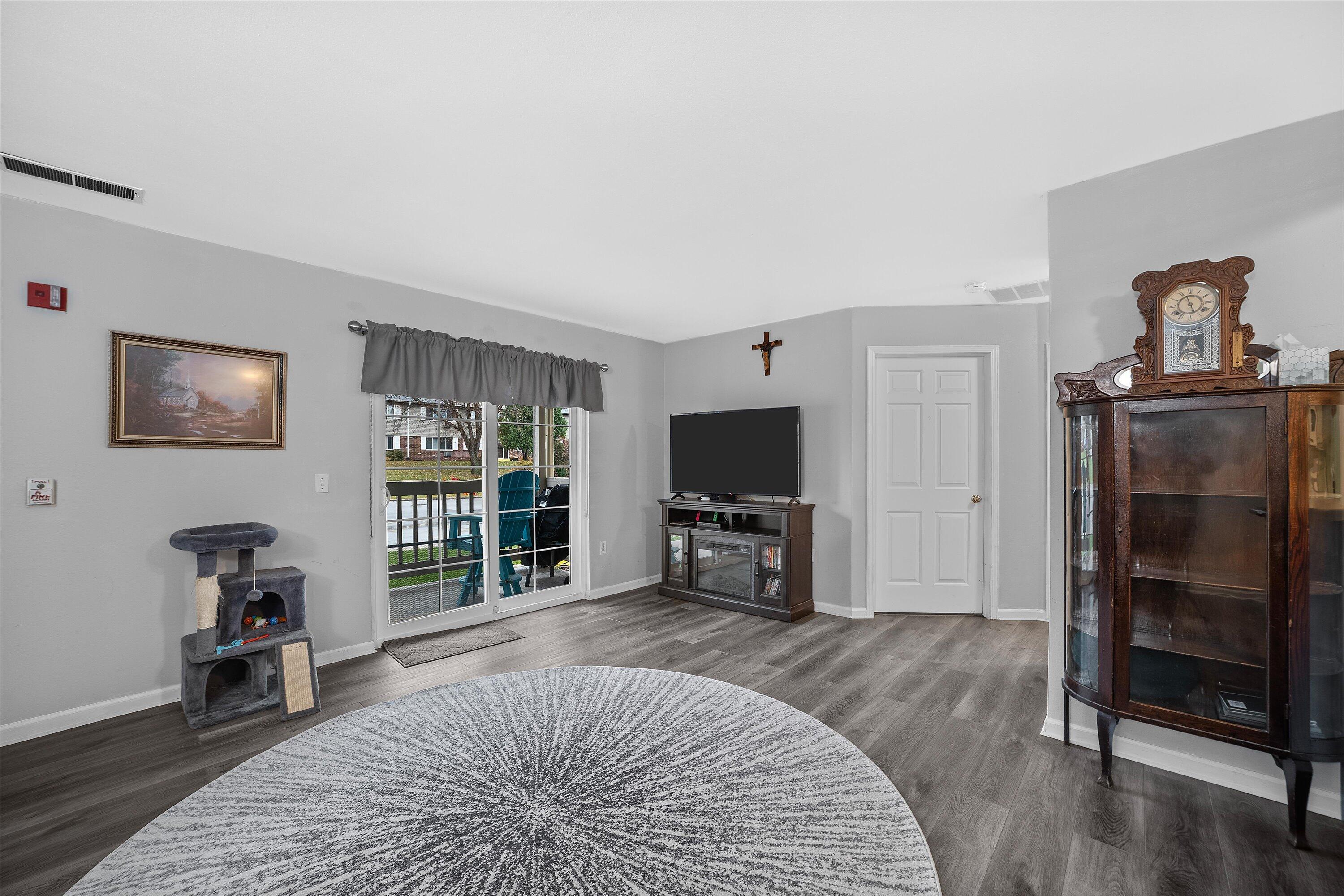 4835 Easy Street, Unit 9 Delafield, WI 53029 - Photo 3 of 25 15-P1284640