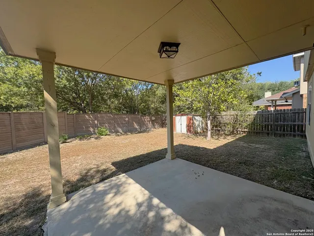 a view of a backyard