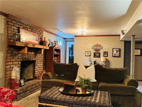 $449,900 | 15 Lakeview Drive, Gower, MO 64454