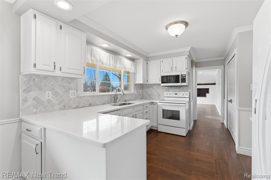 1043 Westview Road Bloomfield Hills, MI 48304 - Photo 19 of 43