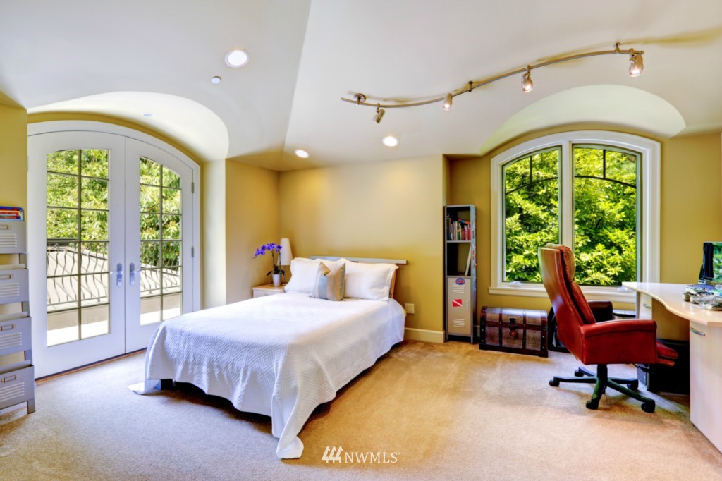 3210 Hunts Point Road Hunts Point, WA 98004 - Photo 10 of 23