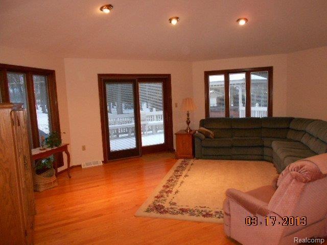 12946 Maxwell Road Carleton, MI 48117 - Photo 11 of 19 DSCN1166 Large Family Room.jpg