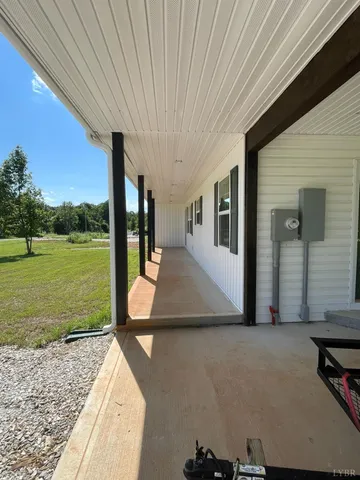 a view of a house with backyard and garden