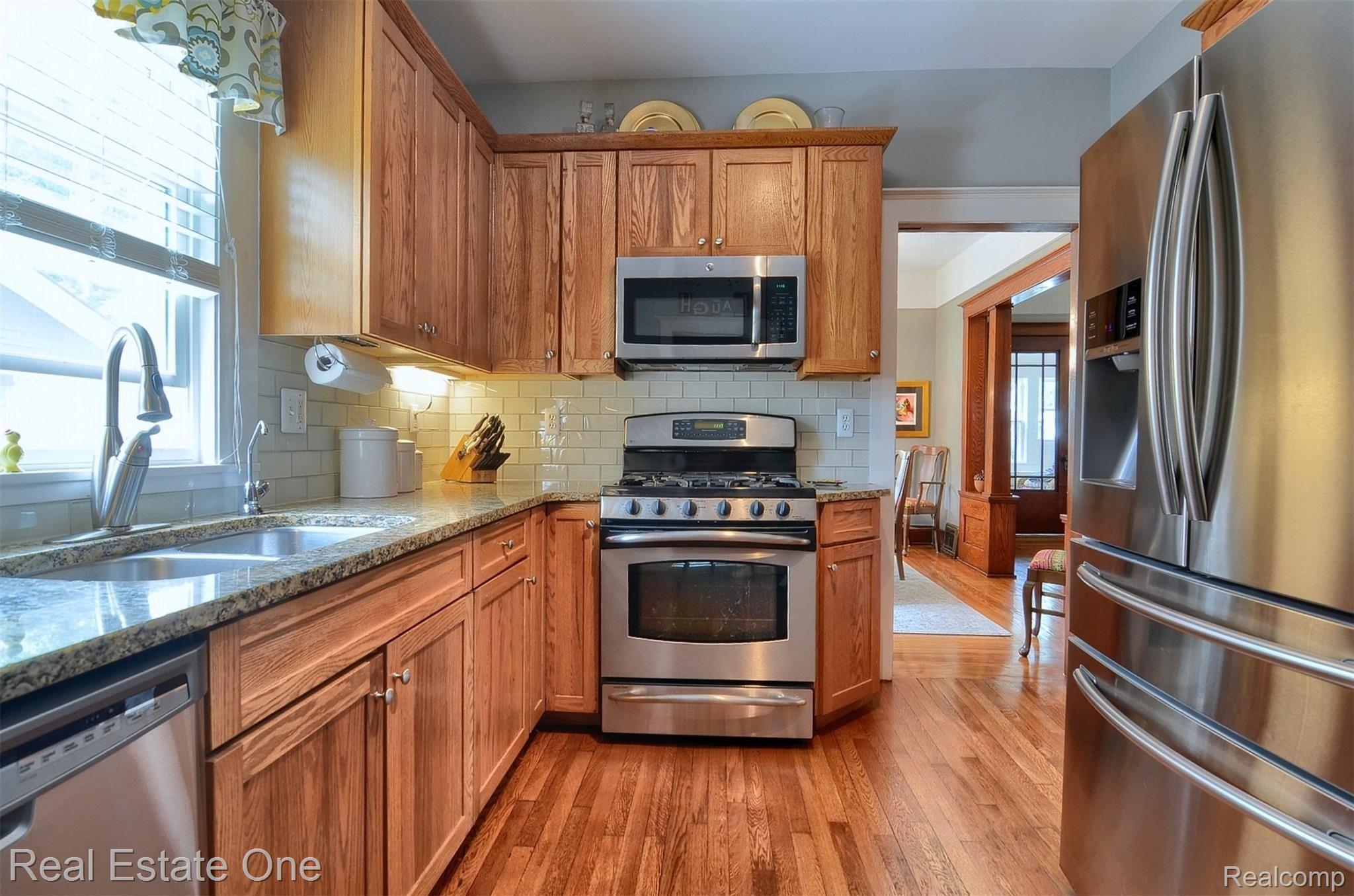 416 North Castell Avenue Rochester, MI 48307 - Photo 11 of 47 Updated Kitchen!!