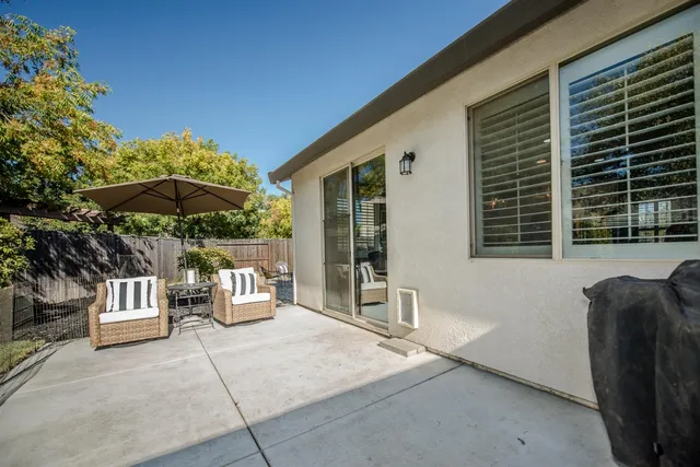 a view of a back yard