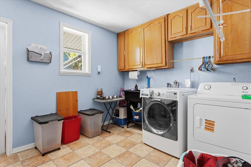 8386 Austin Road Melrose, FL 32666 - Photo 26 of 76 a utility room with stainless steel appliances granite countertop a stove a sink and a refrigerator