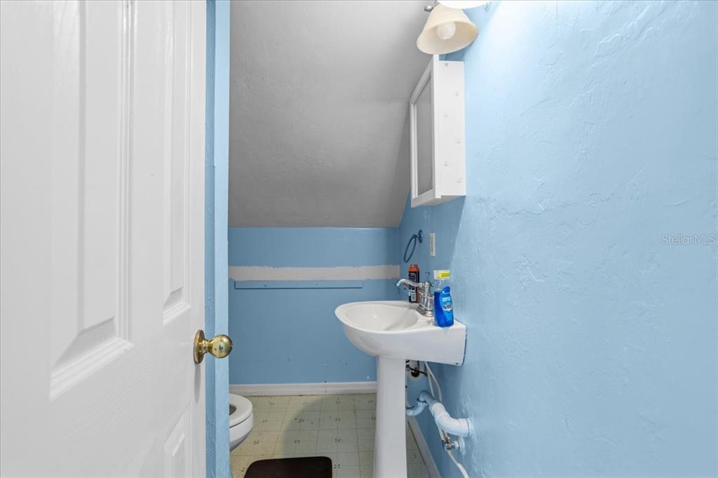 8386 Austin Road Melrose, FL 32666 - Photo 63 of 76 a bathroom with a sink a toilet and mirror