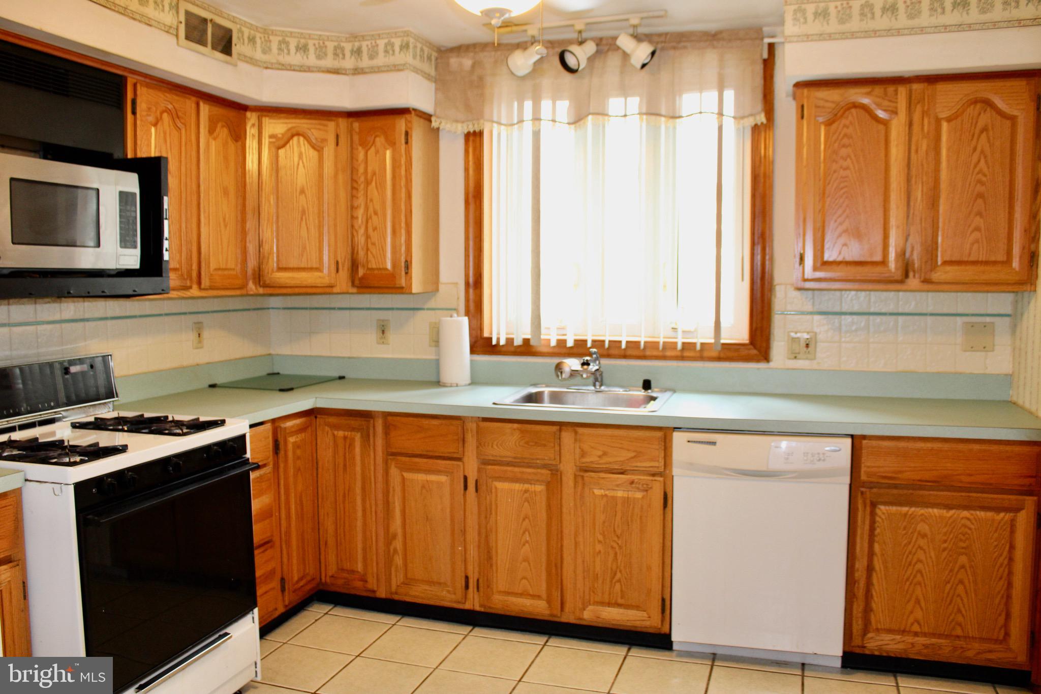 4228 Whiting Road Philadelphia, PA 19154 - Photo 5 of 18 Kitchen