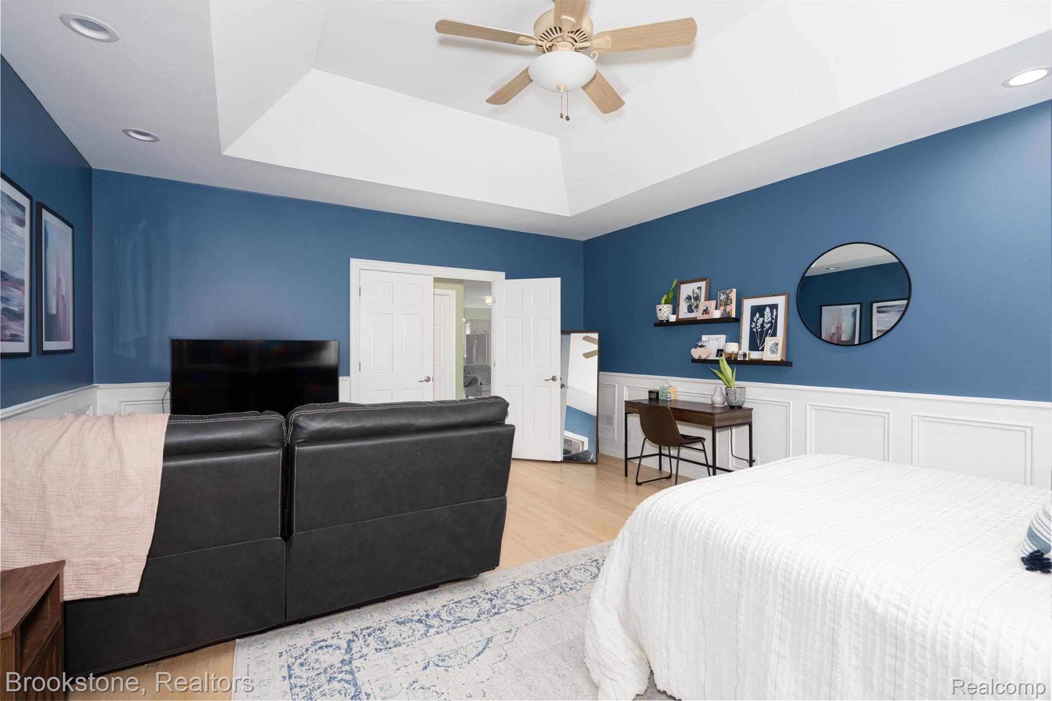 780 East Gunn Road Rochester, MI 48306 - Photo 26 of 56 Beautiful tray ceiling and moldings