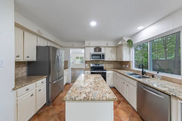 $2,450 | 10 Glorybower Court, The Woodlands, TX 77380
