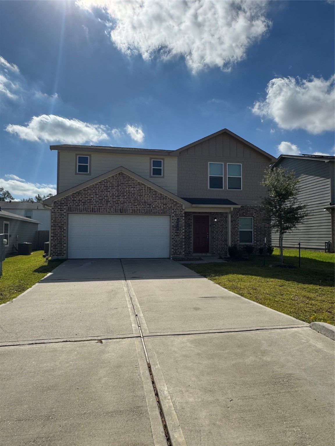 15520 Taylorcrest Drive Conroe, TX 77306 - Photo 3 of 24 a front view of a house with a yard