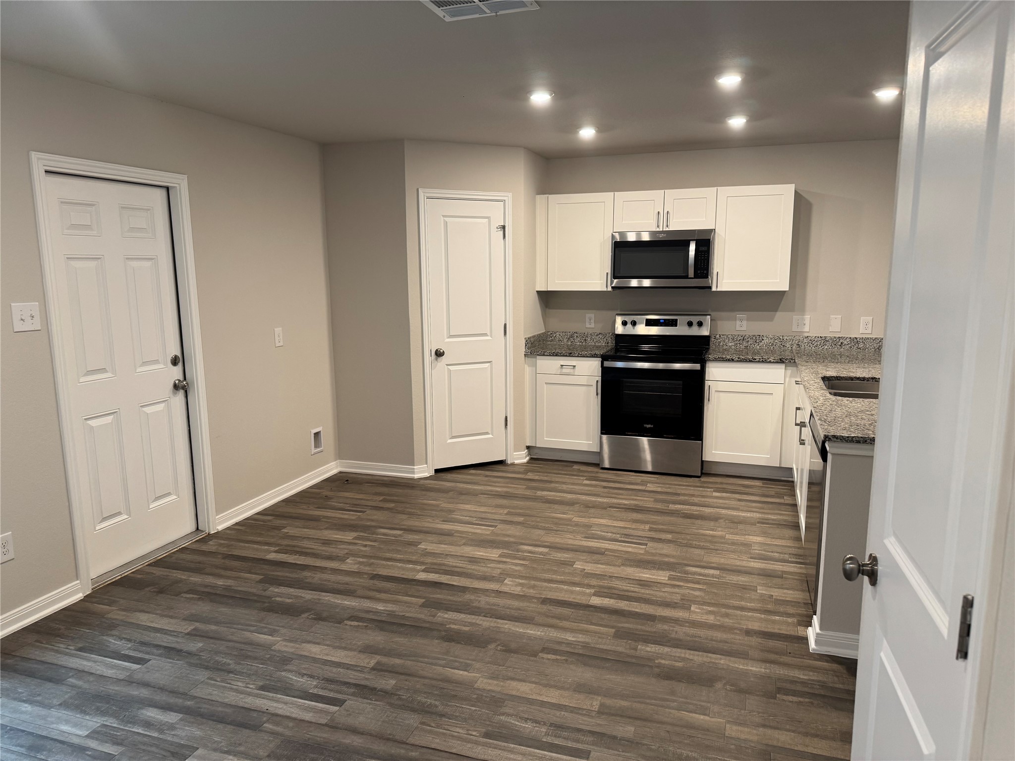 15520 Taylorcrest Drive Conroe, TX 77306 - Photo 6 of 24 a large kitchen with stainless steel appliances granite countertop a stove and a refrigerator
