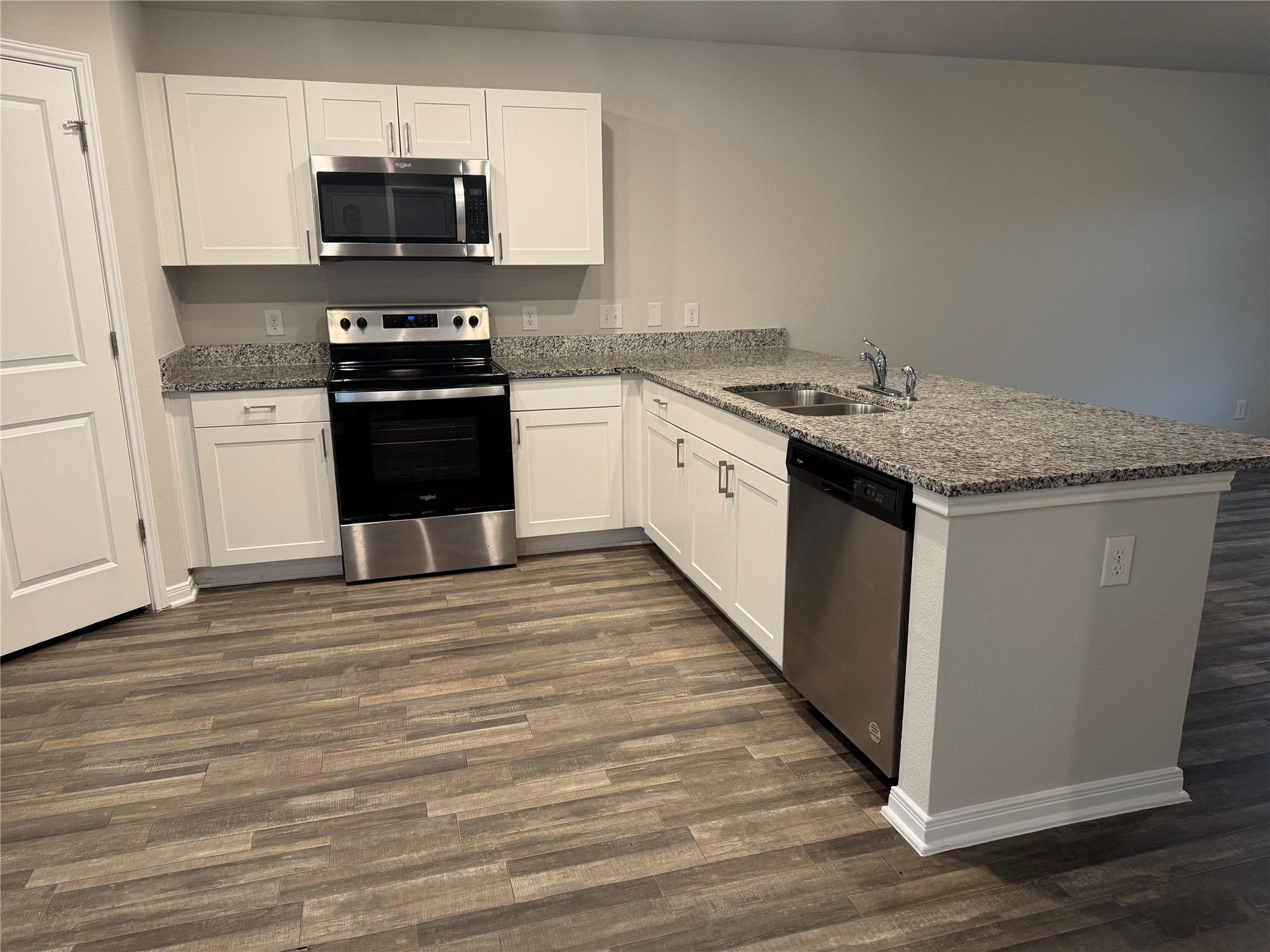 15520 Taylorcrest Drive Conroe, TX 77306 - Photo 9 of 24 a kitchen with stainless steel appliances granite countertop a stove top oven a sink and a microwave