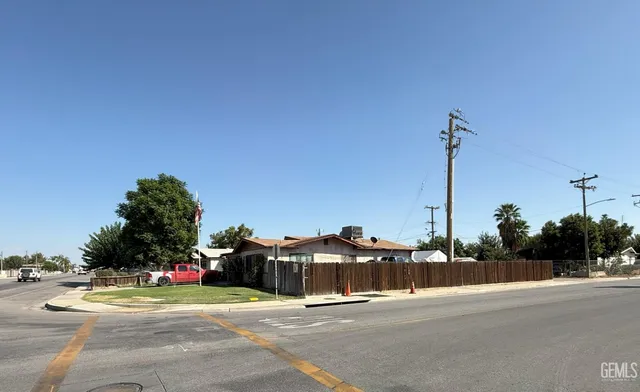 a view of a fountain in front of a house