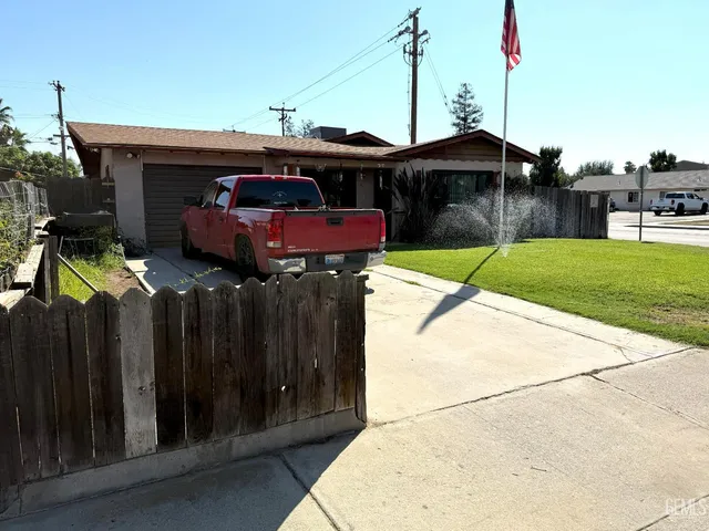 a front view of house with yard