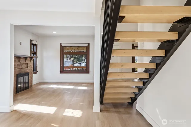 $3,850 | 11738 Phinney Avenue North, Unit A, Seattle, WA 98133