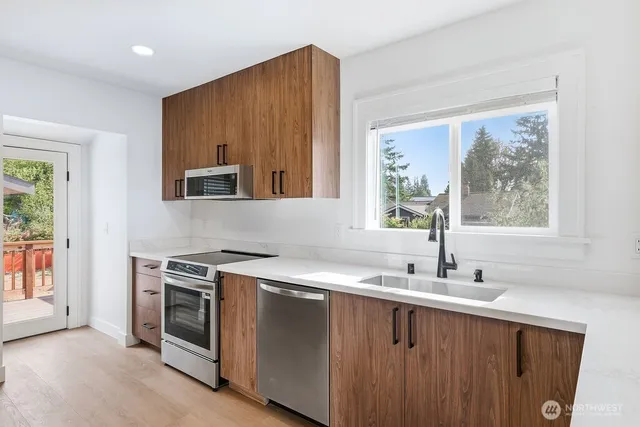 $3,850 | 11738 Phinney Avenue North, Unit A, Seattle, WA 98133