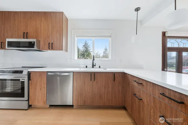 $3,850 | 11738 Phinney Avenue North, Unit A, Seattle, WA 98133